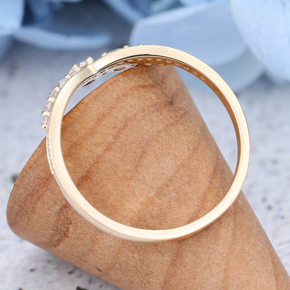 The moissanite crown gold ring features a curved moissanite pave design and some round moissanites besides, gorgeous and brilliant.
