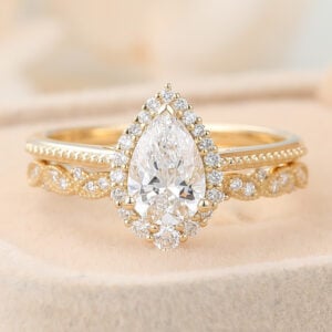 what knee do you propose on Pear Cut Lab Grown Diamond Halo Engagement Ring Set with Straight Wedding Band