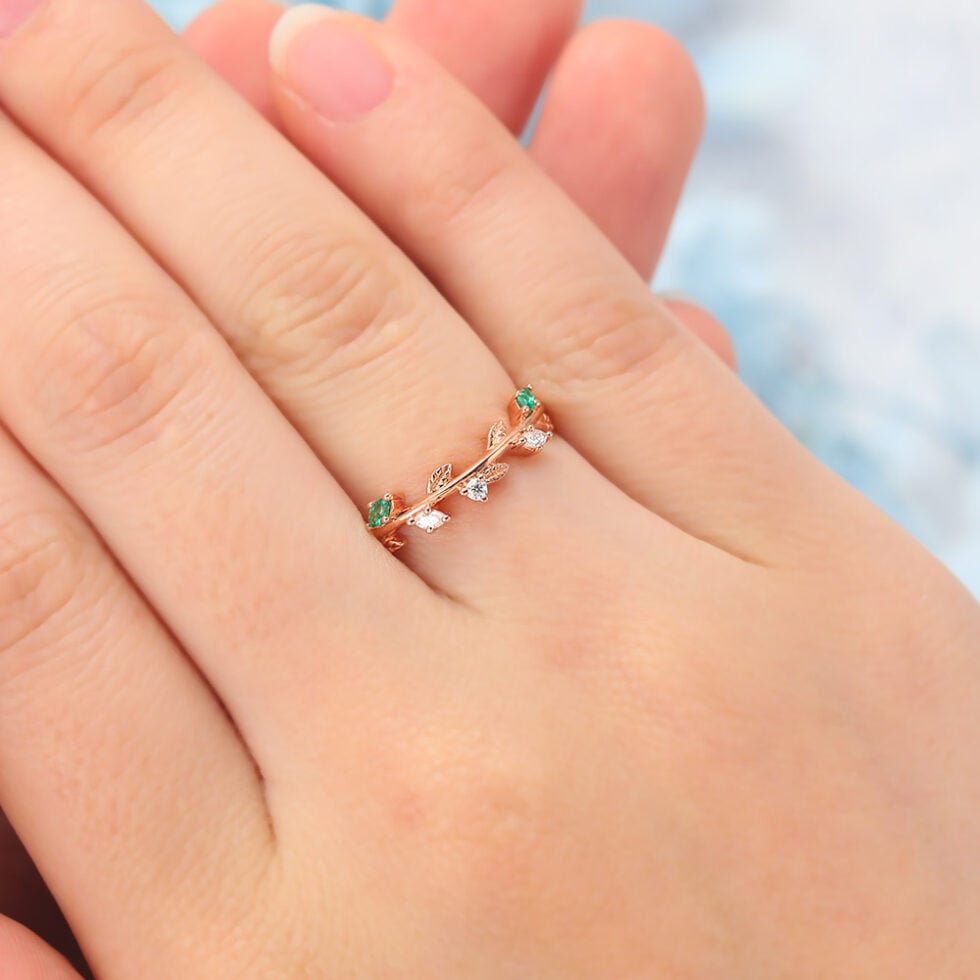 Nature-Inspired Curved Wedding Band with Emerald, Diamond & Leaf Design