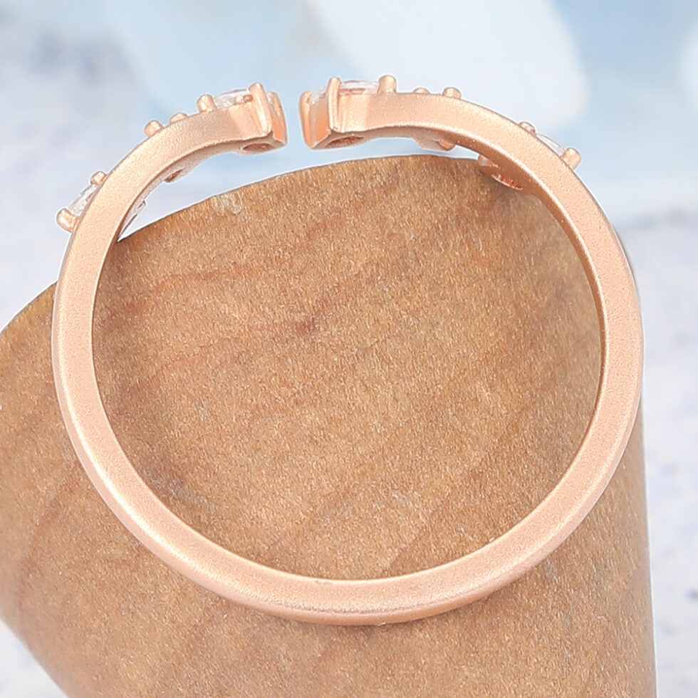 Matte Finish Leaf-Inspired Moissanite Open Curved Wedding Band