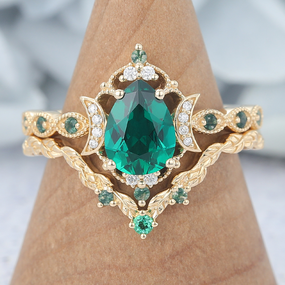 Vintage Pear Emerald Bridal Ring Set with Nature-Inspired Accents