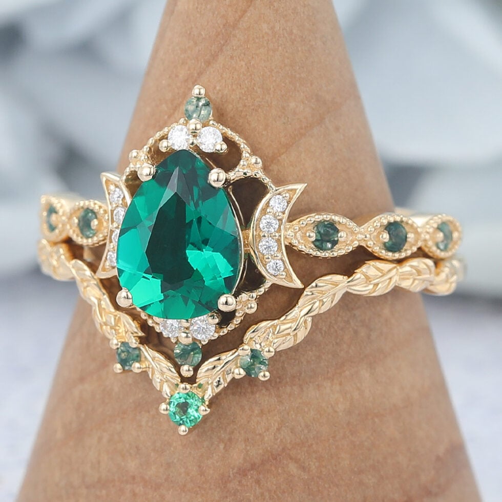 Vintage Pear Emerald Bridal Ring Set with Nature-Inspired Accents