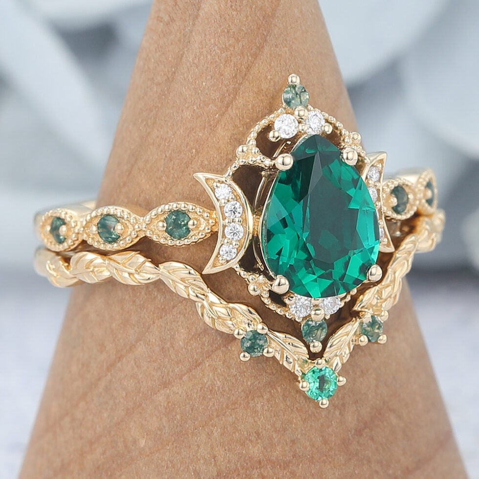 Vintage Pear Emerald Bridal Ring Set with Nature-Inspired Accents