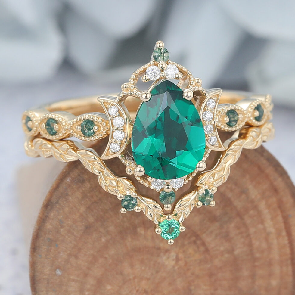 Vintage Pear Emerald Bridal Ring Set with Nature-Inspired Accents