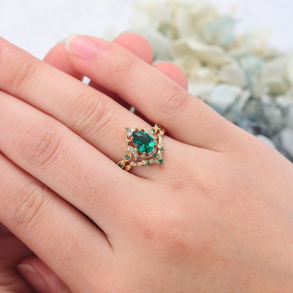 Vintage Pear Emerald Bridal Ring Set with Nature-Inspired Accents
