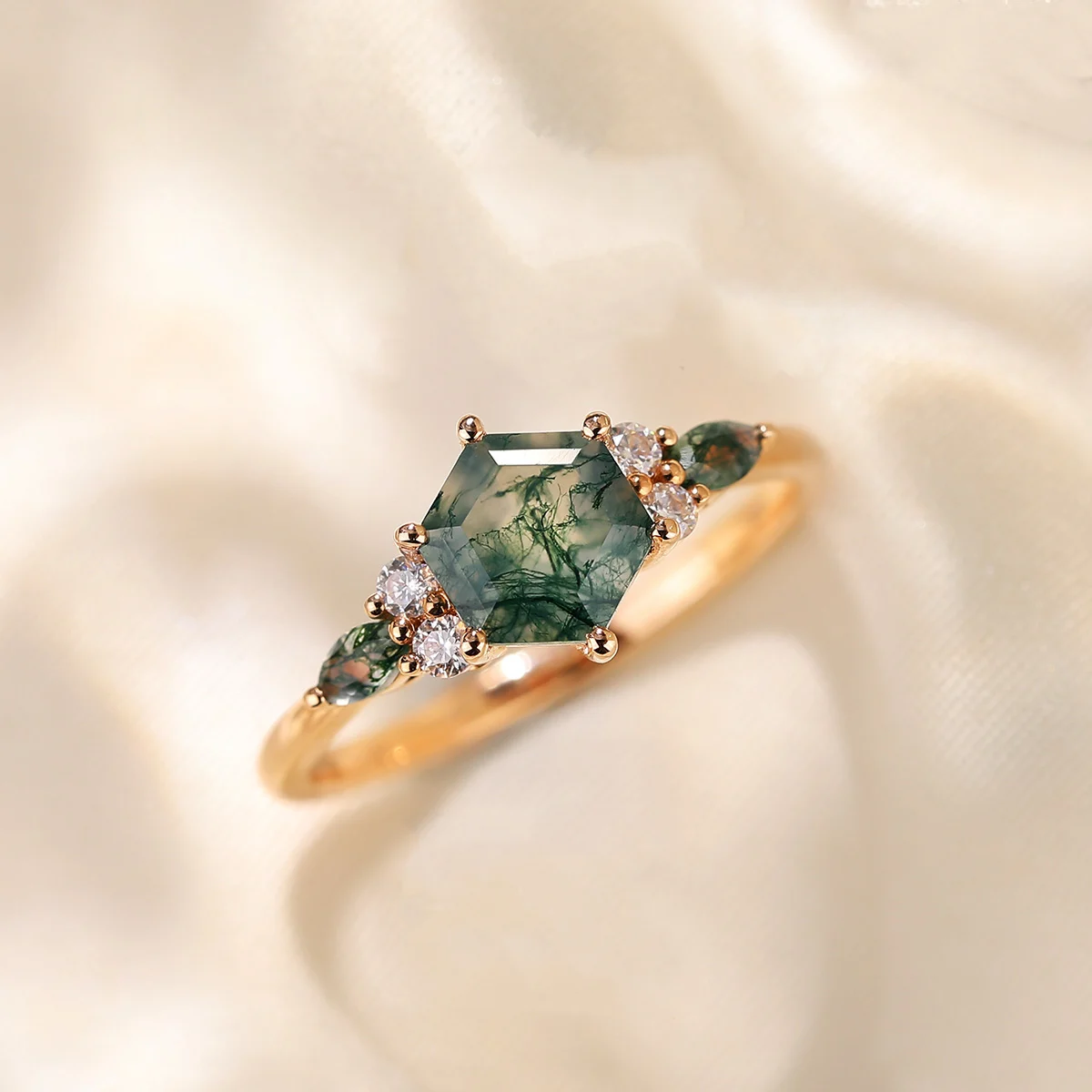 Aurora Cluster ring featuring sparkling gemstones arranged in a stunning cluster design, capturing the brilliance of the northern lights